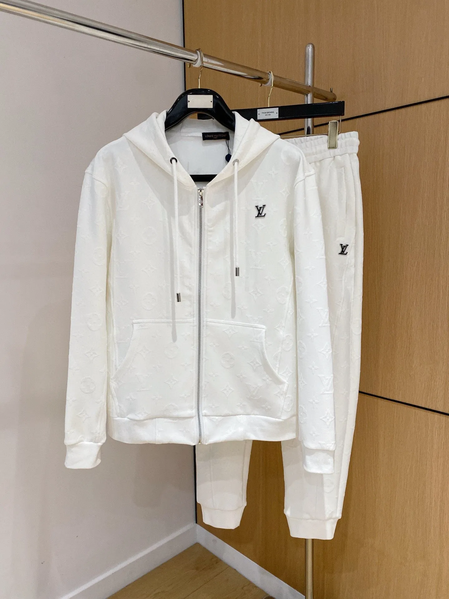 🅿️720 [LV Louis Vuitton] hot-selling suit is coming. Focus on the original version of the official website. 2025 new hot-selling cardigan and sweatshirt suit. The original order is the best. 🇭🇰The meticulous work of top designers. It has a fitting and perfect upper body effect. All-natural high-quality Tencel Roman cotton 100%, close-fitting comfort, noble and elegant! Original hardware embodies elegance and nobility! Counter size: M-3XL (maximum wear up to 190 pounds)
